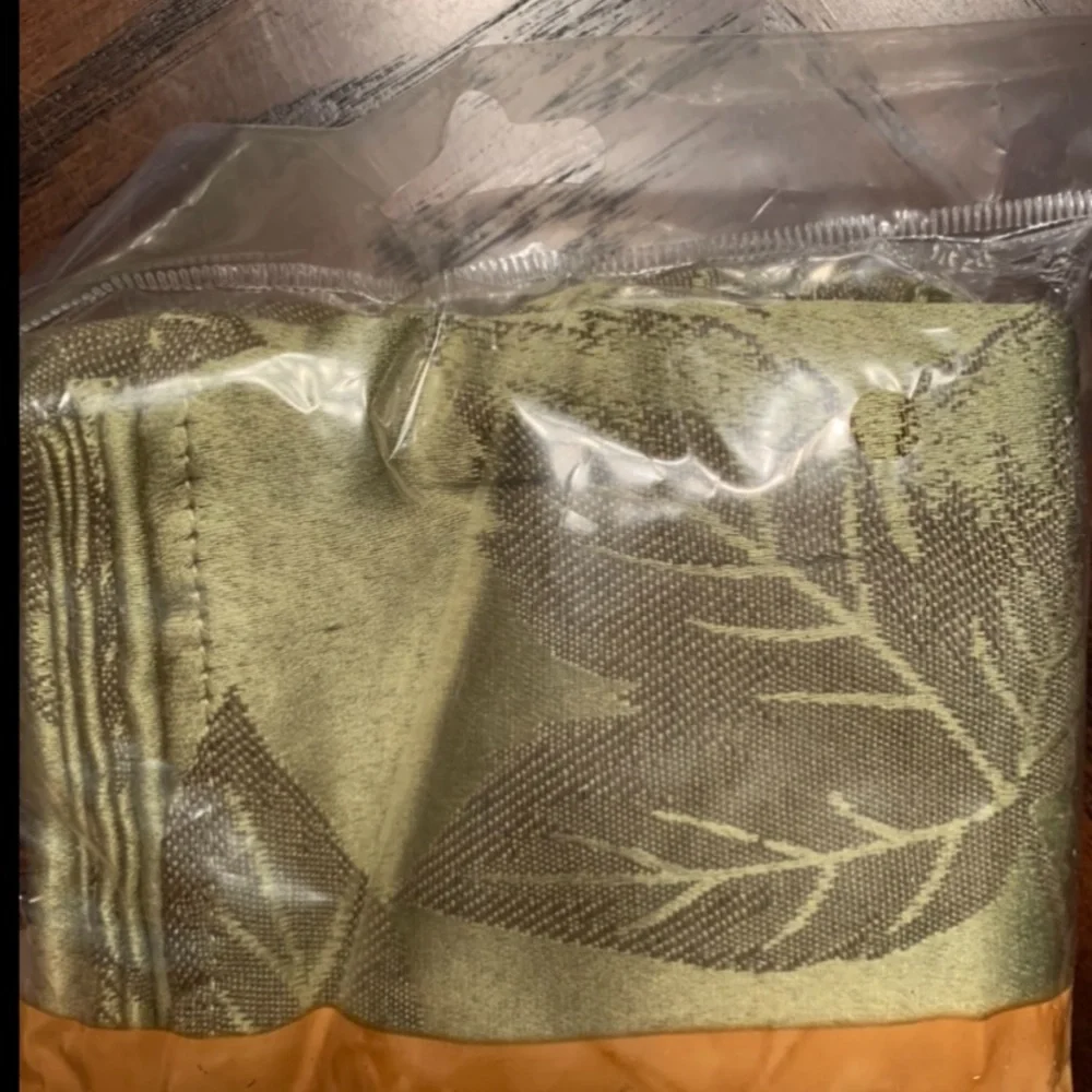 NWT Green damask 4 napkins set Cascading Leaf pattern (1) Package of 4 Cloth Nap